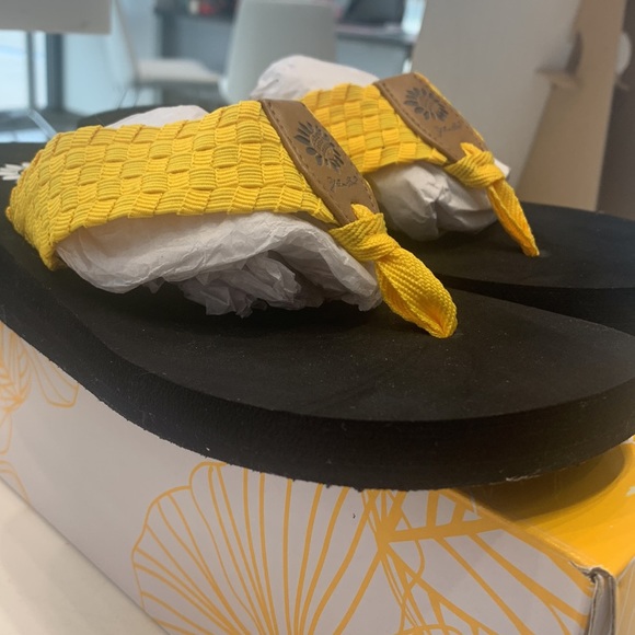 Yellow Box yellow flip flop - Picture 4 of 9